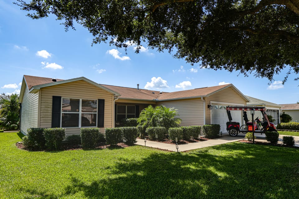 Golf, Dine & Relax Poolside! The Villages Retreat House in The Villages