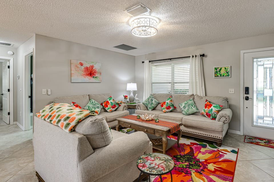 Golf, Dine & Relax Poolside! The Villages Retreat House in The Villages