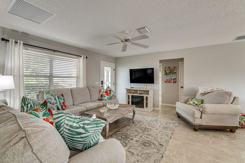 Golf, Dine & Relax Poolside! The Villages Retreat House in The Villages