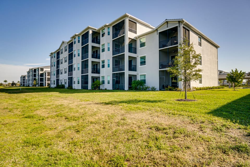 Golfer's Oasis w/ Pool! Venice Condo on 5th Hole Apartment in North Port