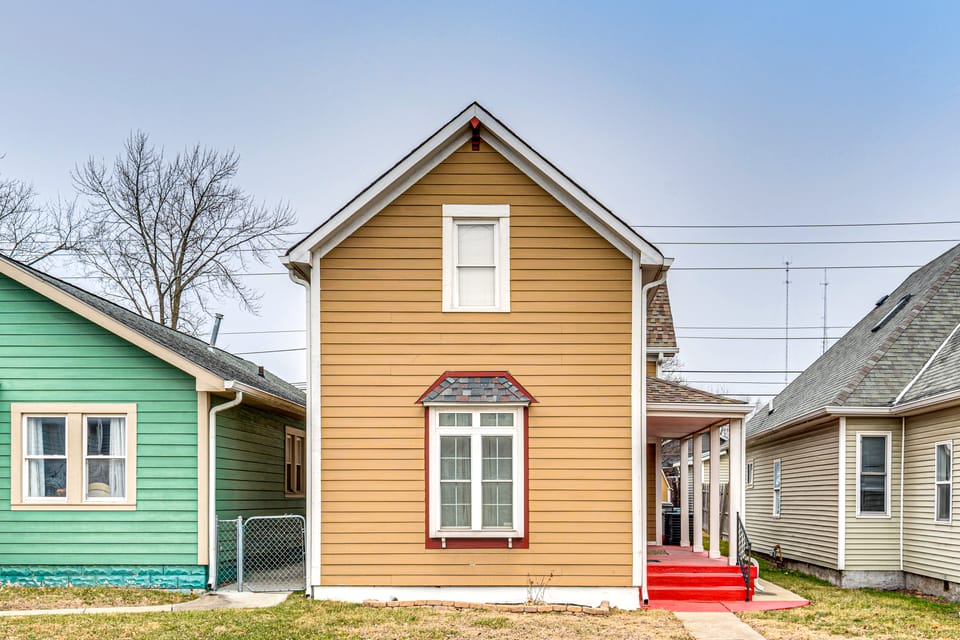 3 Mi to Dtwn Indy: Bright Home w/ Furnished Deck House in Indianapolis