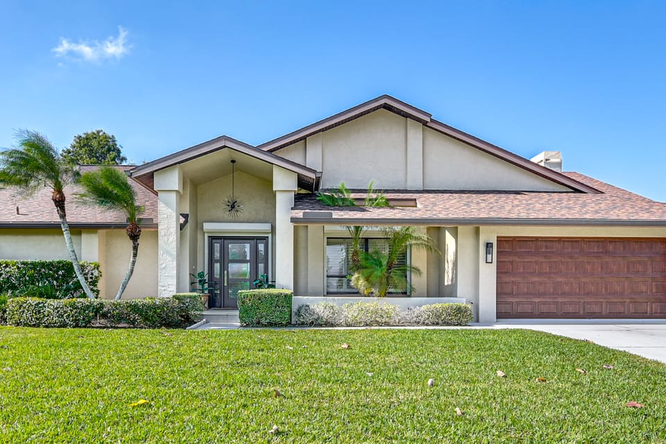 Golf Course View, Pool & Lanai! Upscale Naples Gem House in North Naples