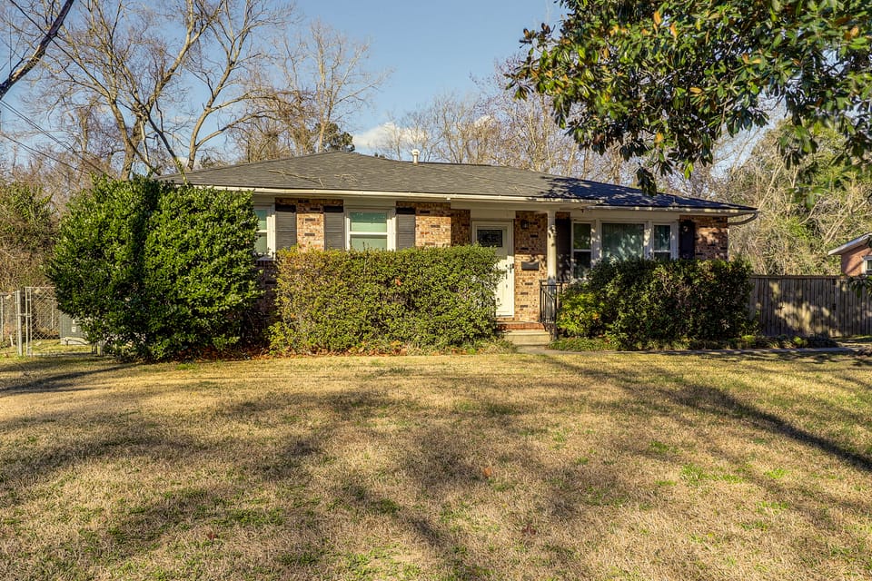 1 Mi to Park Circle: Pet-Friendly Home w/ Yard House in North Charleston