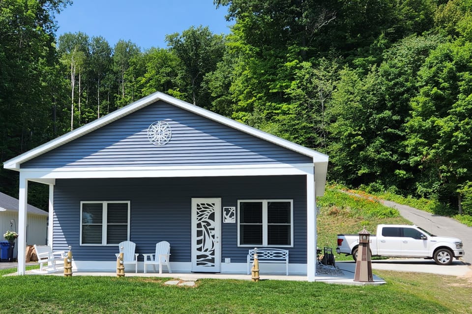 6 Mi to Traverse City! All-Season Family Getaway House in Michigan