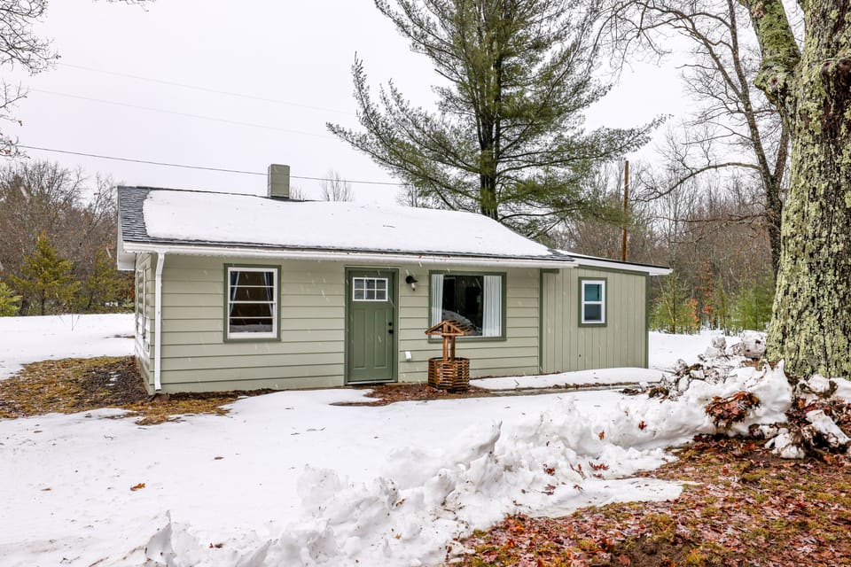 Fish, Bike & Hike! Wooded Irons Getaway Near River Cottage in Michigan