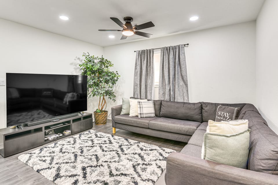 3 Mi to Pleasure Pier: Family Retreat Near Beaches Apartment in Galveston Island