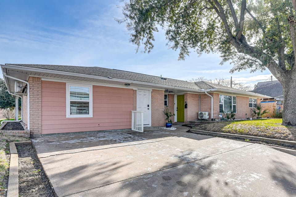 3 Mi to Pleasure Pier: Family Retreat Near Beaches Apartment in Galveston Island