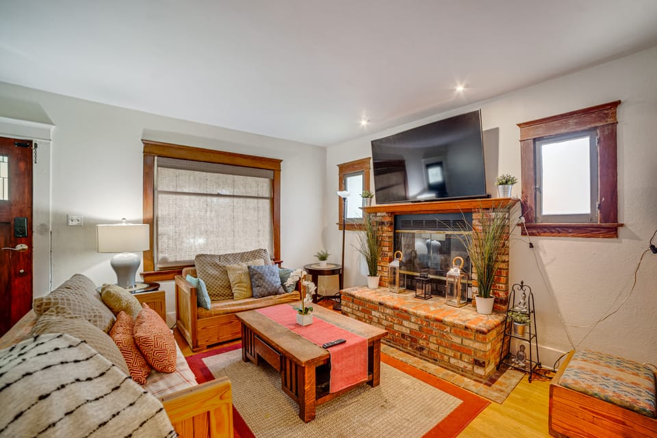 Home 1/2 Mi to Dtwn Riverside: Families Welcome! House in Riverside