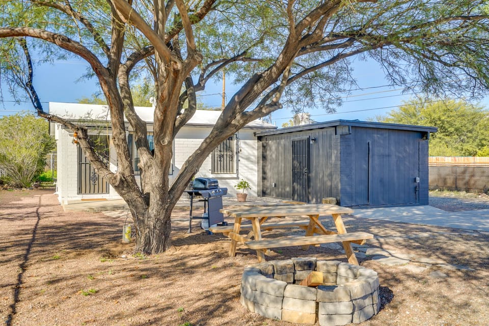4 Mi to Dtwn & Gem Show! Pet-Friendly Tucson Home House in Tucson