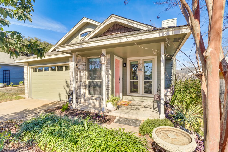 ATX Urban Oasis: Cowboy Pool + Fenced Yard House in Austin