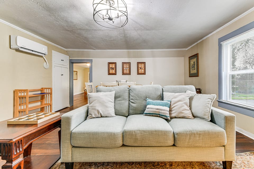 1 Mi to Rogue River: Walkable Grants Pass Retreat Apartment in Grants Pass