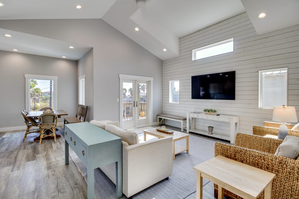 Easy Beach Access! Port A Oasis w/ Private Pool House in Port Aransas