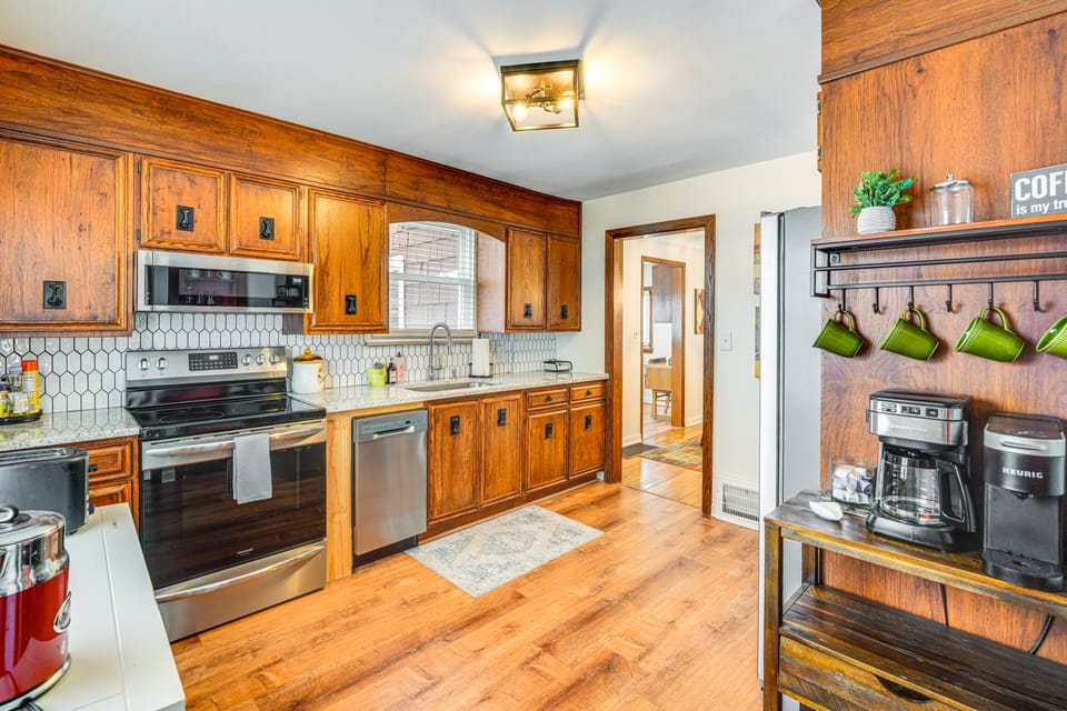 Bring the Family! Mid-Century Modern Gem in Euclid House in Cleveland Heights