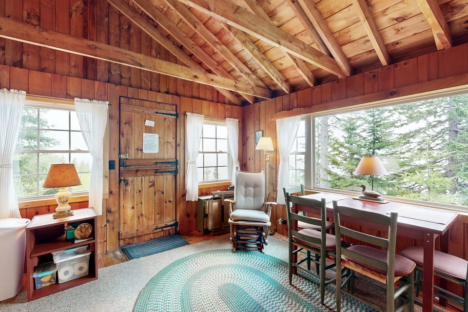 3 Mi to Beach! Bay-View Northport Log Retreat House in Northport