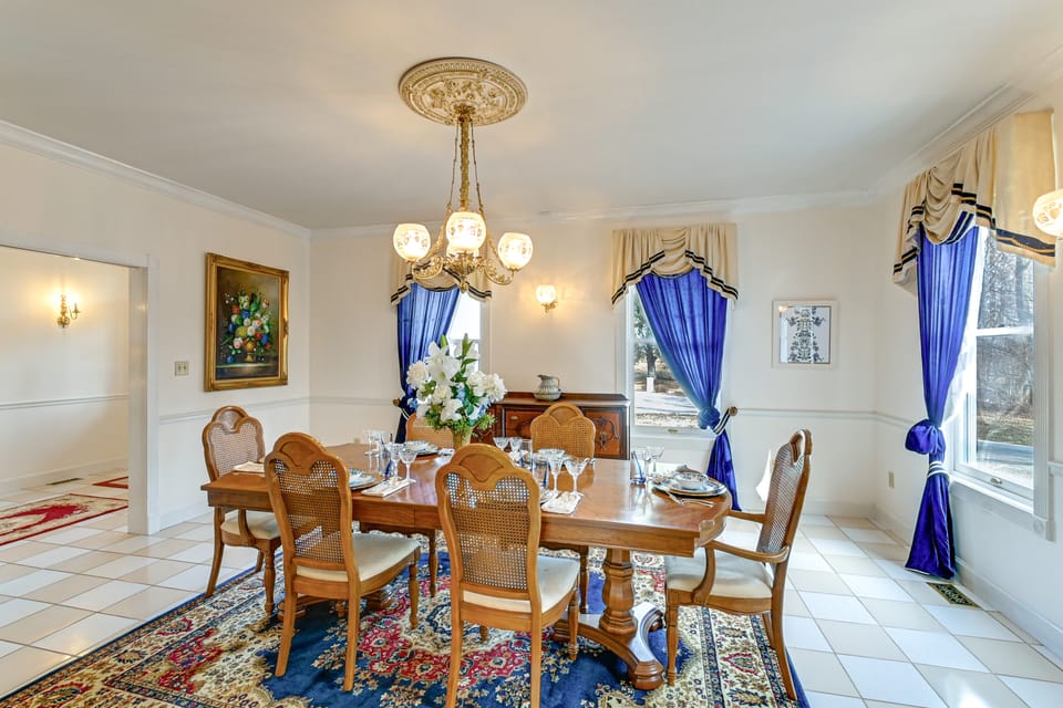 Spacious Shawnee Forest Hideaway! Hilltop Estate House in Kentucky