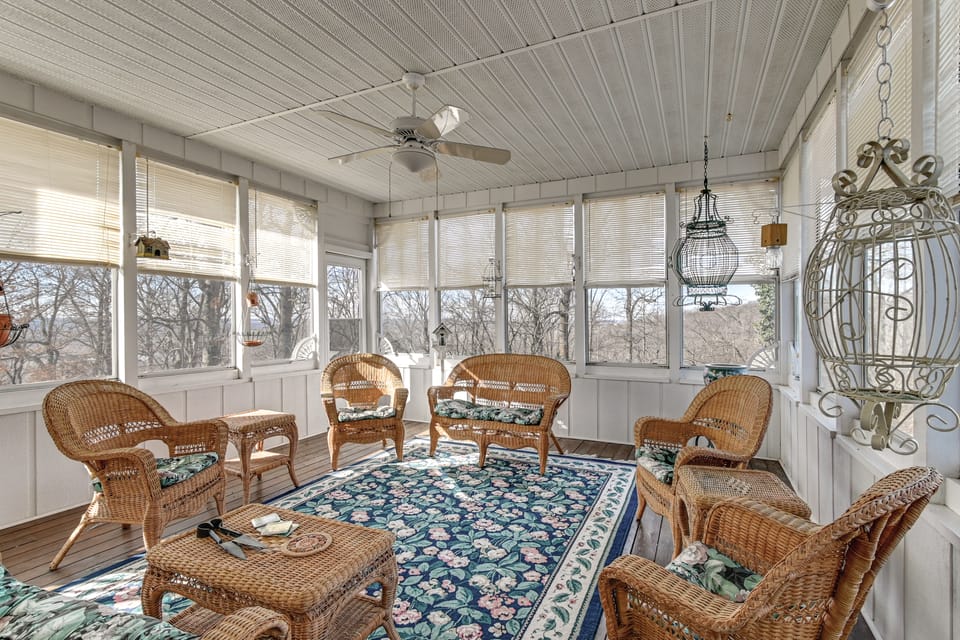 Spacious Shawnee Forest Hideaway! Hilltop Estate House in Kentucky