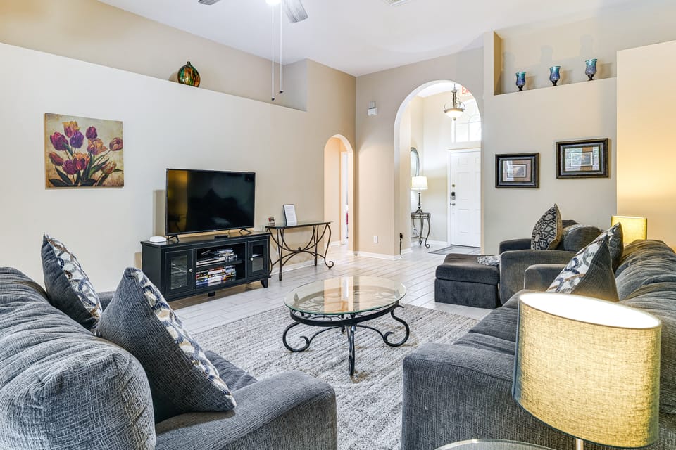 11 Mi to Disney! Family Haven w/ Poolside Oasis House in Four Corners