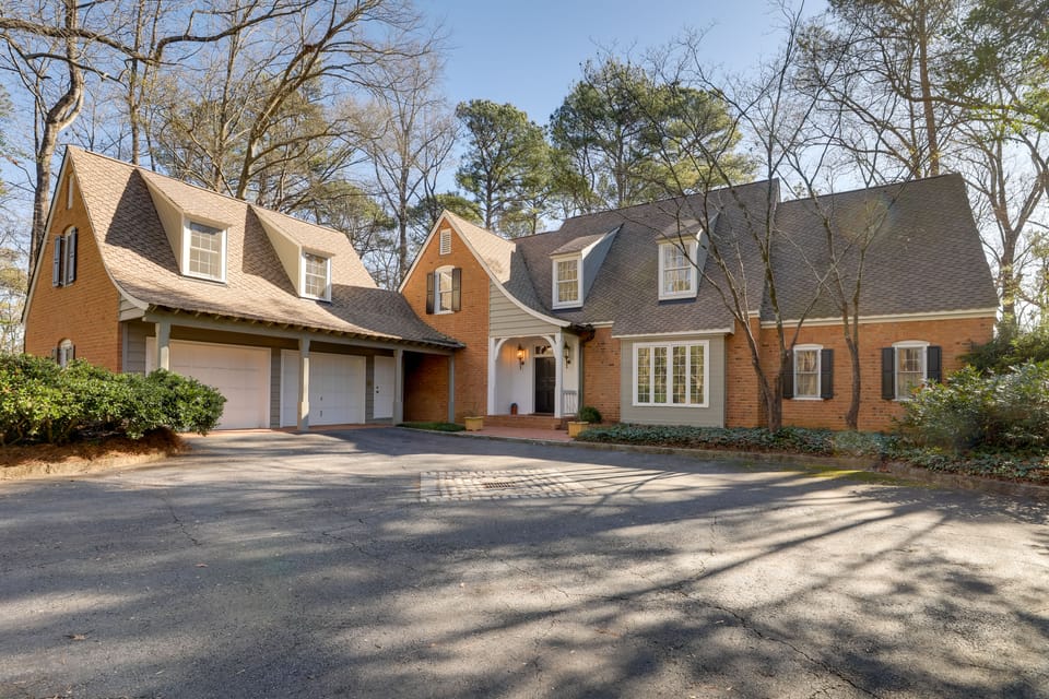 5 Mi to Truist Park: Opulent Home w/ City Views! House in Buckhead