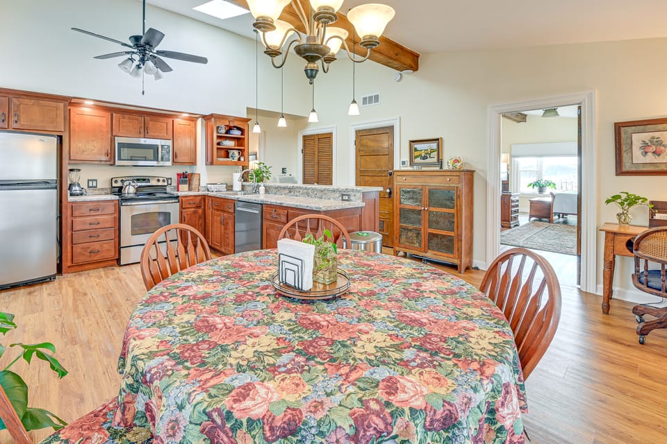 Bourbon Country Escape! Spacious Home w/ Fire Pit House in Indiana