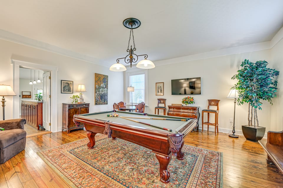 Bourbon Country Escape! Spacious Home w/ Fire Pit House in Indiana