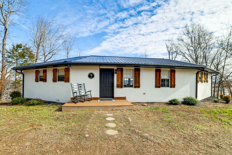 Summer Getaway on Kentucky Lake w/ Private Dock House in Lake Barkley