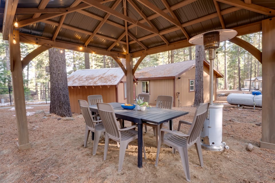 Gateway to Lassen Volcanic! Cozy Woodland Studio Apartment in Lake Almanor