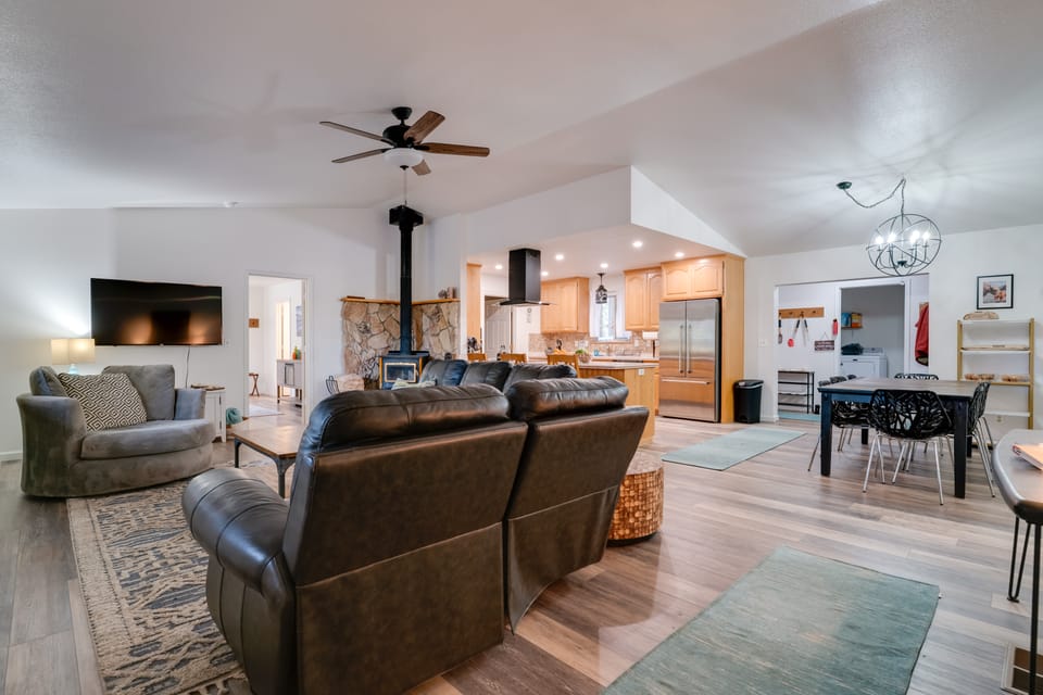 1 Mi to Lake Almanor! Northern Sierra Family Cabin House in Lake Almanor