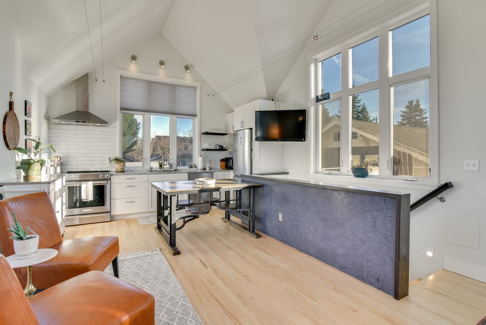 2-Story Guesthouse w/ Private Deck in NE PDX House in Portland