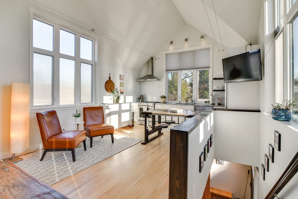 2-Story Guesthouse w/ Private Deck in NE PDX House in Portland