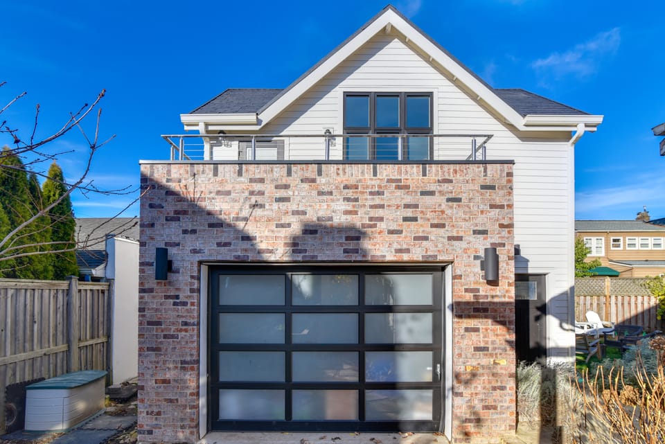 2-Story Guesthouse w/ Private Deck in NE PDX House in Portland