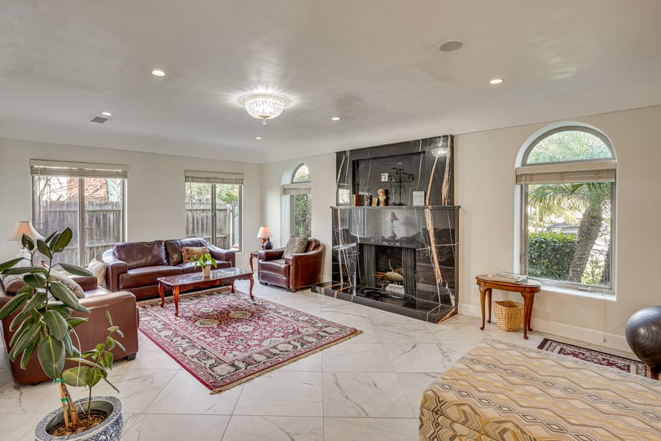 4 Mi to Dtwn Long Beach: Private Poolside Oasis! House in Long Beach