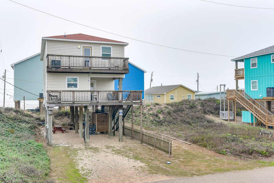 ‘Dave’s Waves’ Pet-Friendly Home in Surfside Beach House in Surfside Beach