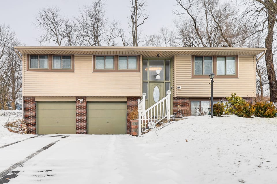 Remote-Work Ready: Family Home Near Pittsburgh House in Monroeville