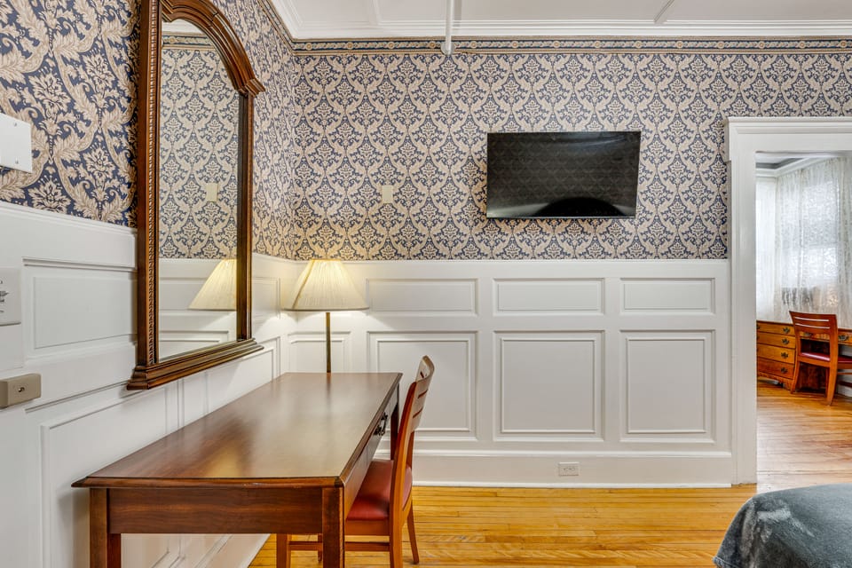 On Historic Main Street: Walkable & Quaint Apt! Apartment in Littleton