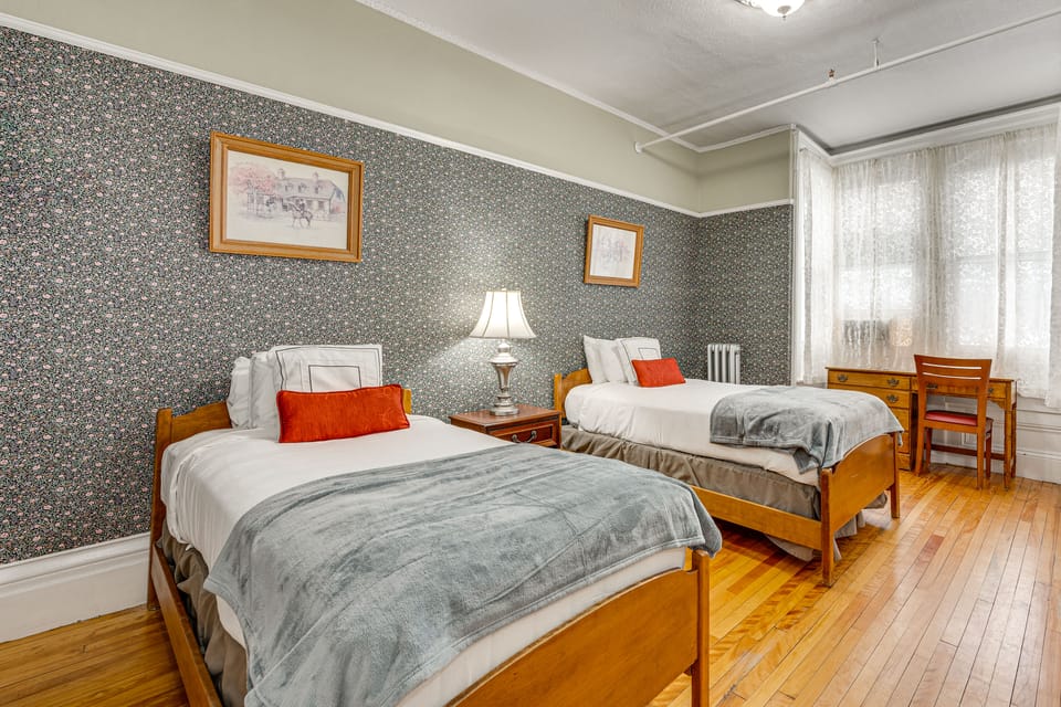 On Historic Main Street: Walkable & Quaint Apt! Apartment in Littleton