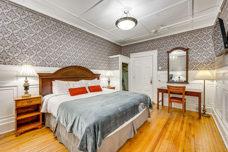 On Historic Main Street: Walkable & Quaint Apt! Apartment in Littleton