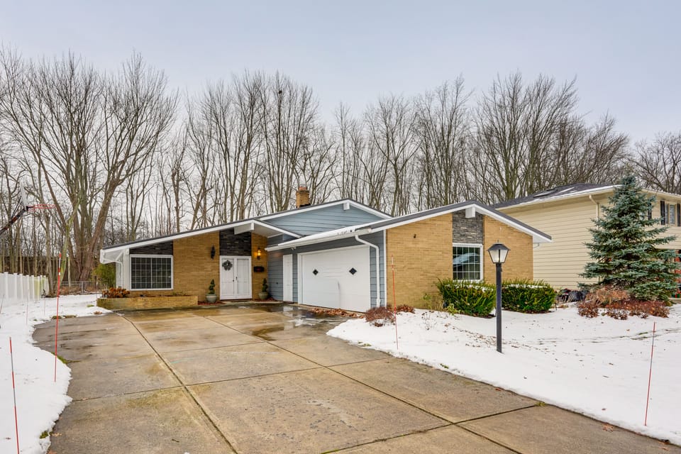 Close to Hospitals & Downtown: Cleveland Home House in Lake Erie