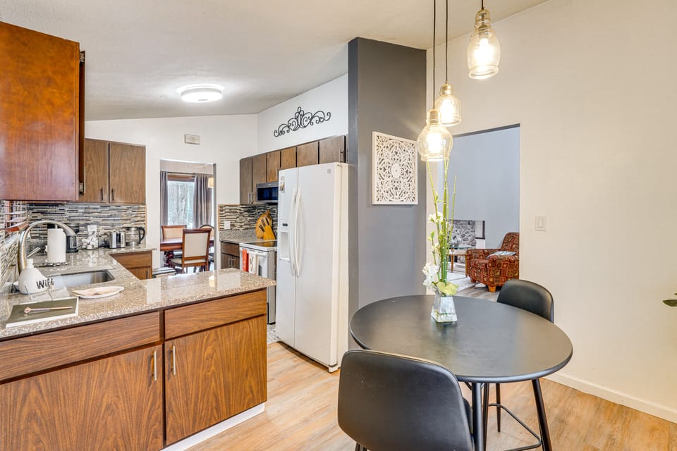 Close to Hospitals & Downtown: Cleveland Home House in Lake Erie