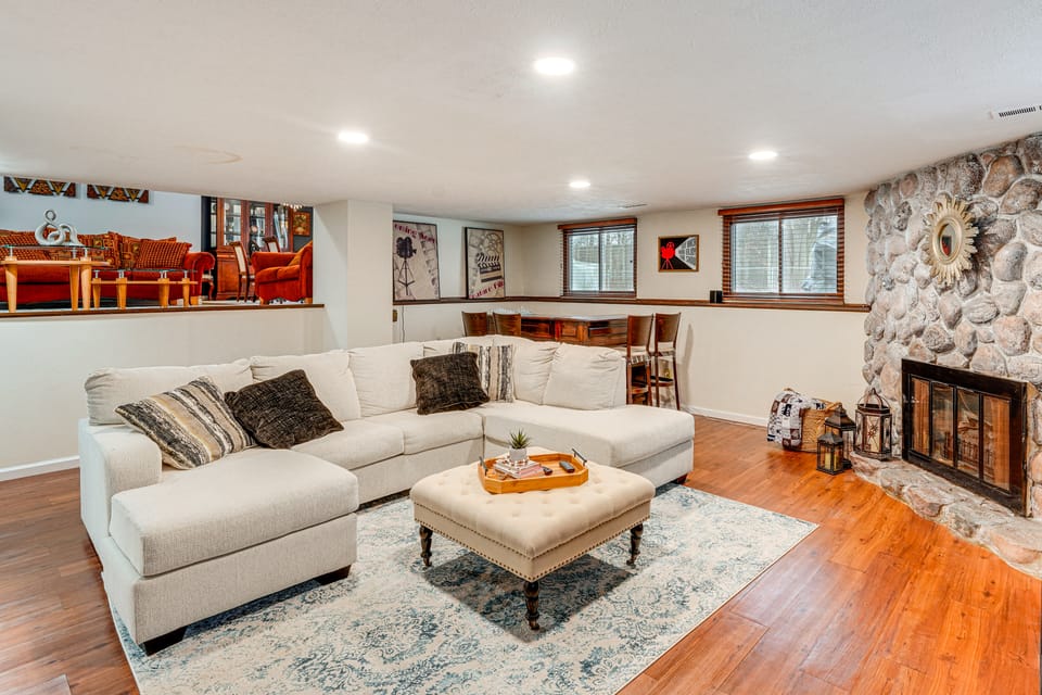 Close to Hospitals & Downtown: Cleveland Home House in Lake Erie