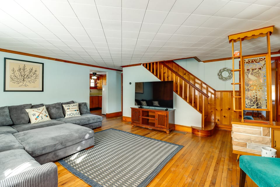 Year-Round Fun on Lake Sheridan! Home w/ Patio House in Pennsylvania