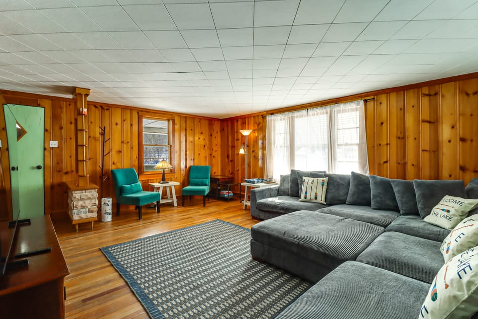Year-Round Fun on Lake Sheridan! Home w/ Patio House in Pennsylvania