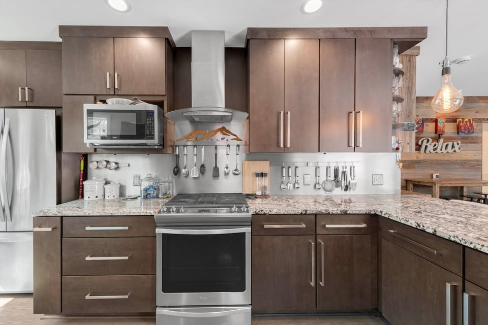 Hot Tub Soaks & Foodie Strolls! Berkeley Area Base House in Denver