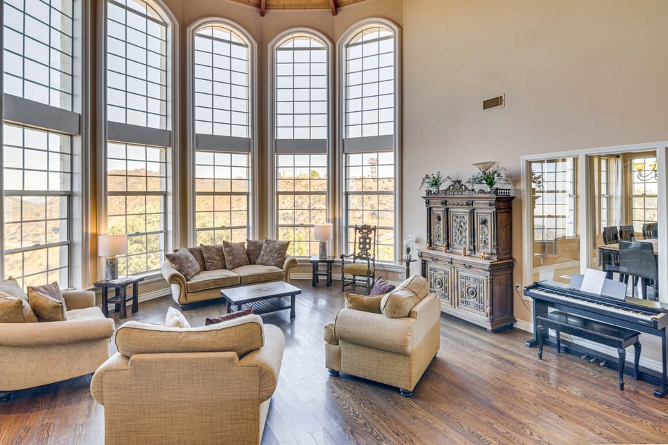 Private Grounds w/ Mtn Views: Luxury Topanga Villa Villa in Topanga