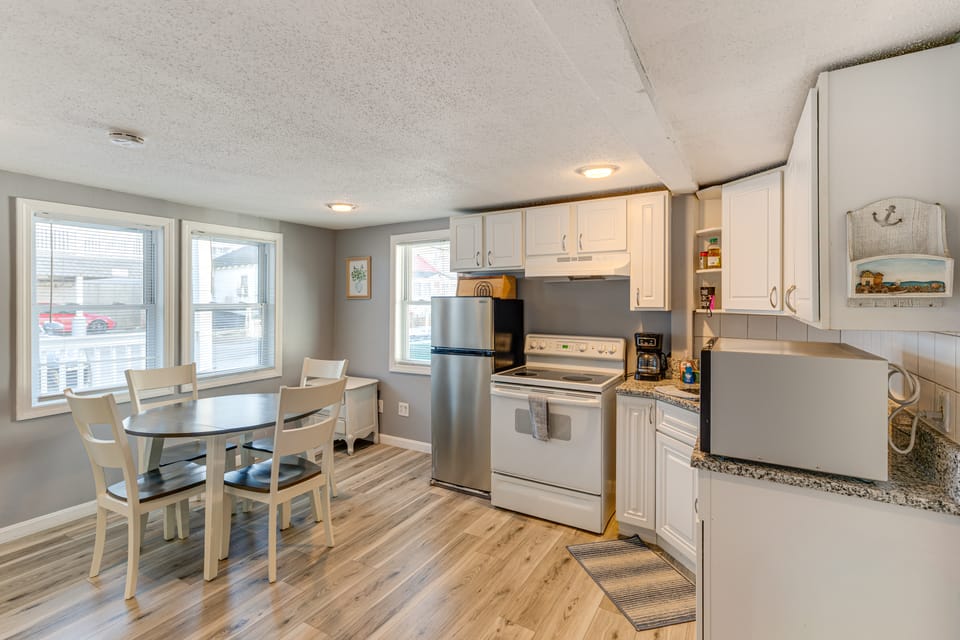 Walk to Public Beach Access! Breezy Hampton Condo Apartment in Hampton Beach