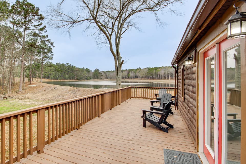 Lakeside Retreat w/ Yard: Quiet Mississippi Cabin House in Mississippi