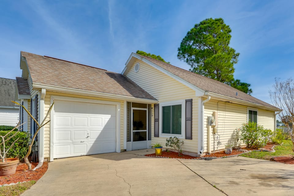 Lakefront Sanford Home w/ Community Pool House in Sanford
