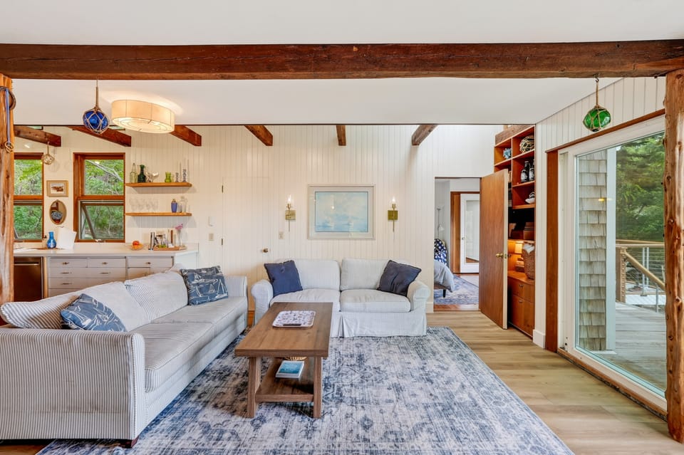 Steps to Beach: Martha's Vineyard Private Retreat! House in Tisbury