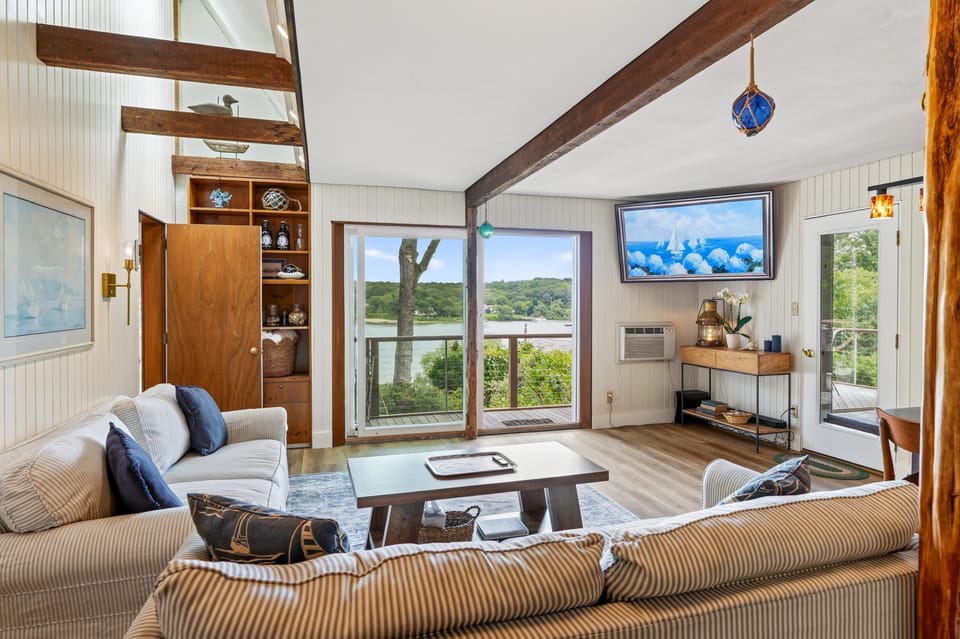 Steps to Beach: Martha's Vineyard Private Retreat! House in Tisbury