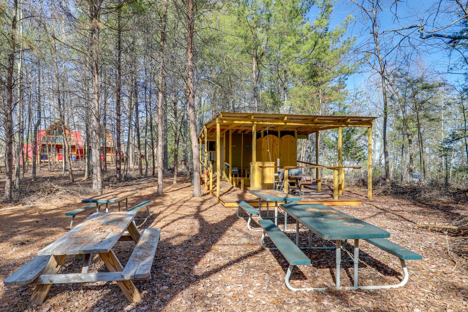 Mtn Cabin 1 Mi to TIEC: Outdoor Kitchen + Fire Pit House in Tennessee