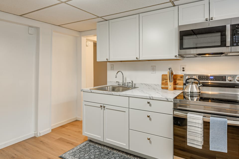 Work & Play in Alexandria! DMV Commuter Base Apartment in Lincolnia